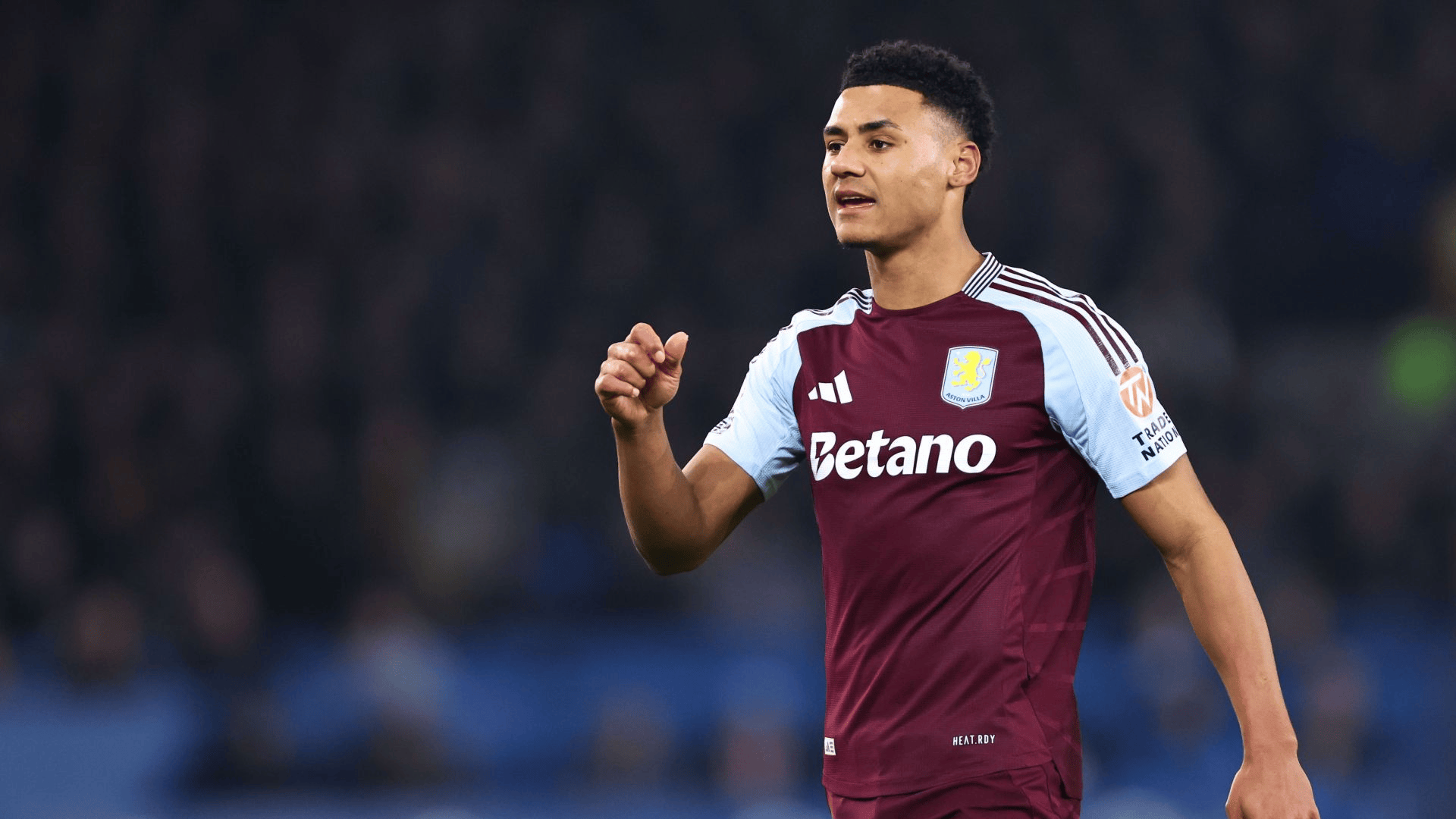 新闻背景：英超第17轮，阿斯顿维拉2-1击败曼联，豪取各项赛事10连胜。（英超第17轮维拉2-1力克曼联，各项赛事豪取十连胜）