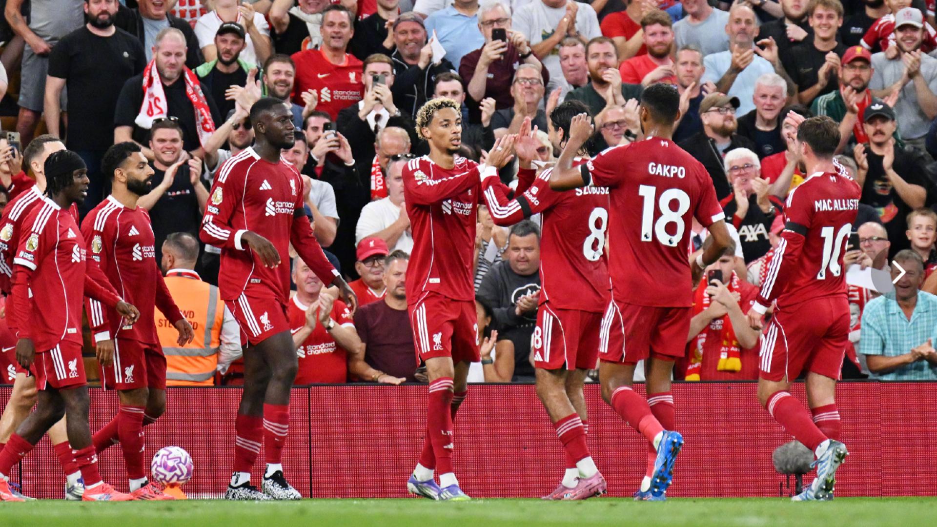 完成英格兰成年代表队首秀，夸安萨获赠纪念帽