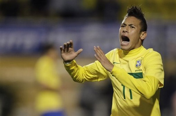 足球中超裁判误判引争议，官方深夜发布说明（中超裁判判罚惹争议，官方深夜发文回应）