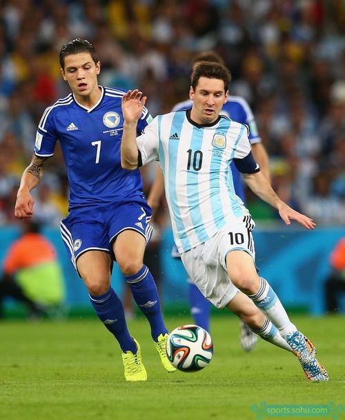 追平C罗创造的纪录，姆巴佩社媒发文向C罗致敬，后者回复（姆巴佩追平C罗纪录，社媒致敬获C罗亲自回应）