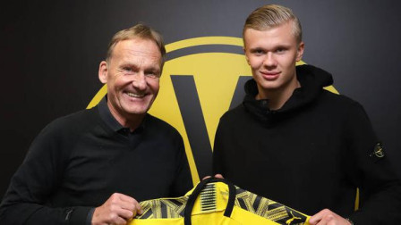 詹姆斯时隔14年再次来蓉，现场表白“我太爱成都了”，球迷冒雨齐聚万象城集体高呼“LBJ”